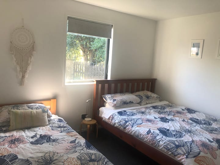 Pohodlné postele s dostatkom posteľnej bielizne. Manželská posteľ a jednolôžko.
Tieto fotky je potrebné aktualizovať. 
Teraz je na mieste nočný stolík a lampa. 
