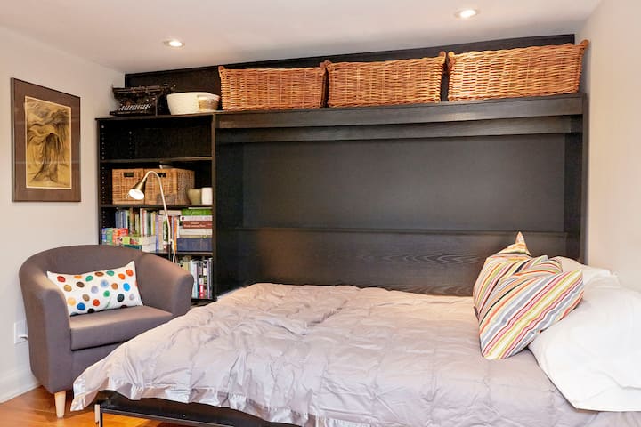 La cama doble se abre de lado, por lo que no sobresale en la sala de estar. 