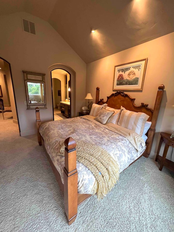 חדר שינה עם מיטת קינג סייז וחדר רחצה 