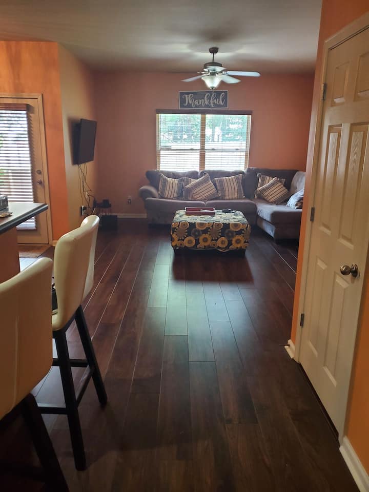 Cozy 1 Bedroom Home With Enclosed Porch - Dallas, GA