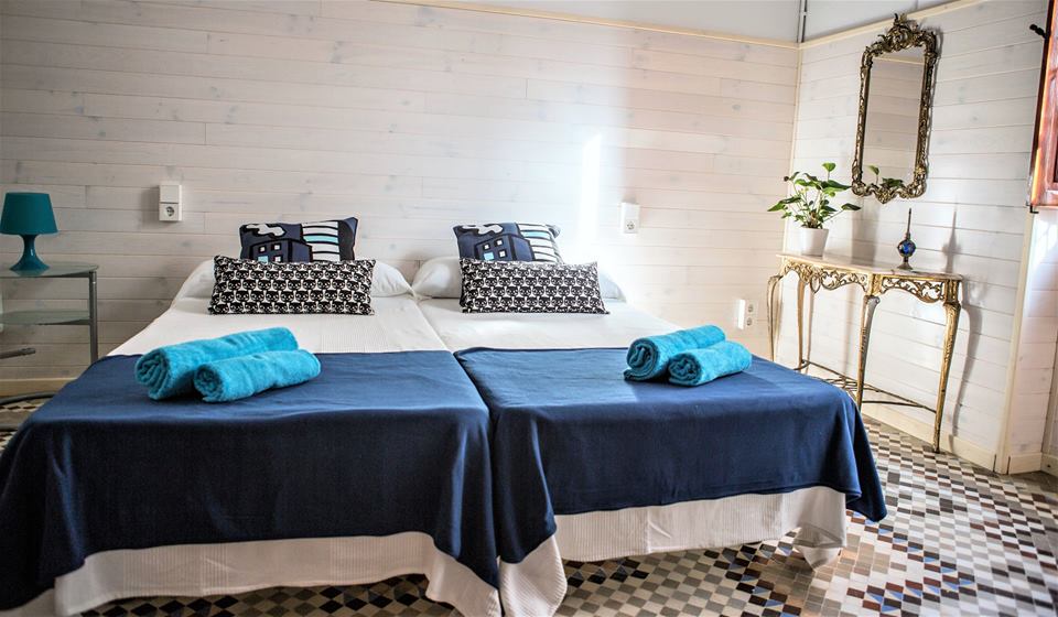 CAMERA BLU camera matrimoniale con 2 letti 
