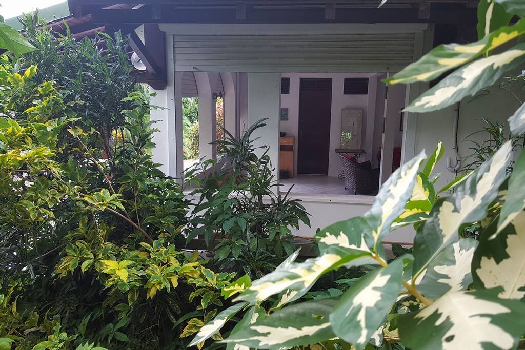 Maison ouverte sur le jardin.