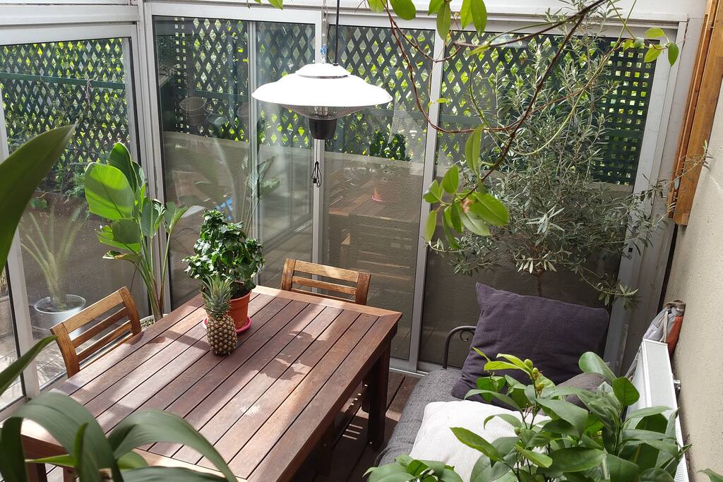 L'atout majeur, été comme hiver, cette incroyable terrasse-véranda, pour vos repas et votre détente.
The major advantage, summer or winter, this amazing terrace-veranda for your meals and your relaxation.