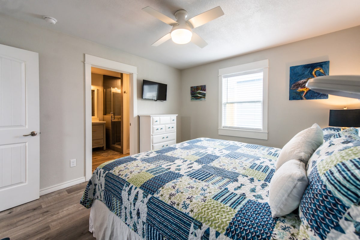 West Master Bedroom с изглед към самостоятелна баня.