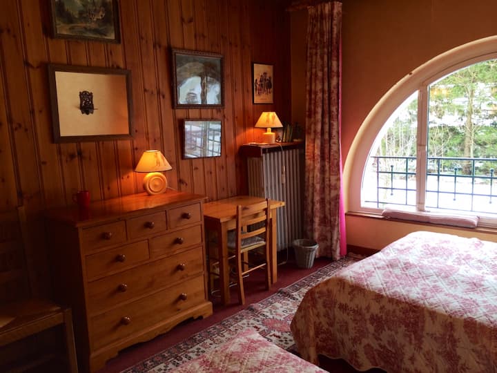 双人卧室，配备一张额外的单人床