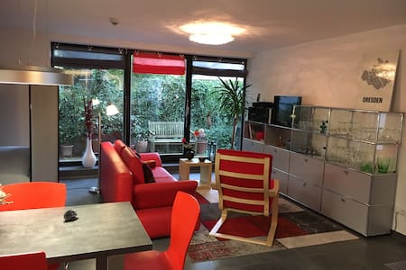 Moderne Einraumwohnung, ruhig / zentral gelegen.