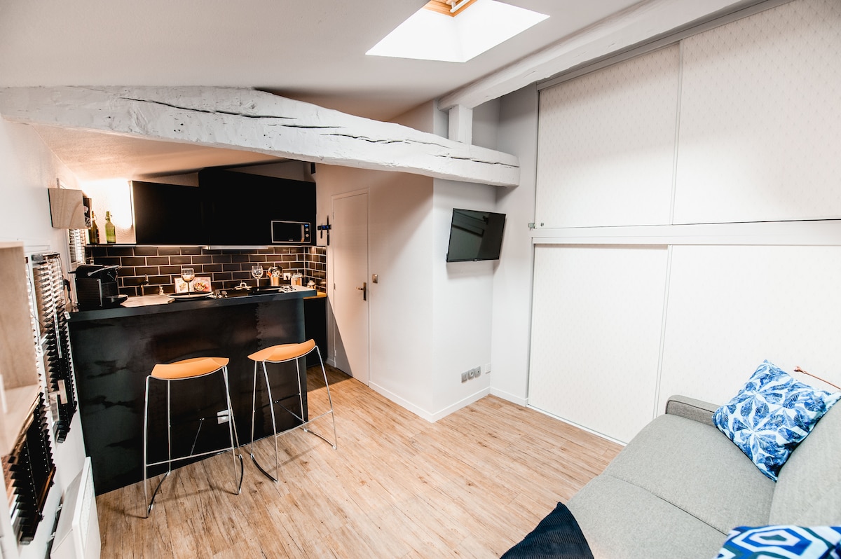 Top performing Airbnb: Cozy & air-conditioned studio in the heart of Carmes in Toulouse