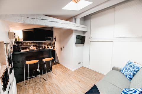 Top performing Airbnb: Cozy & air-conditioned studio in the heart of Carmes in Toulouse