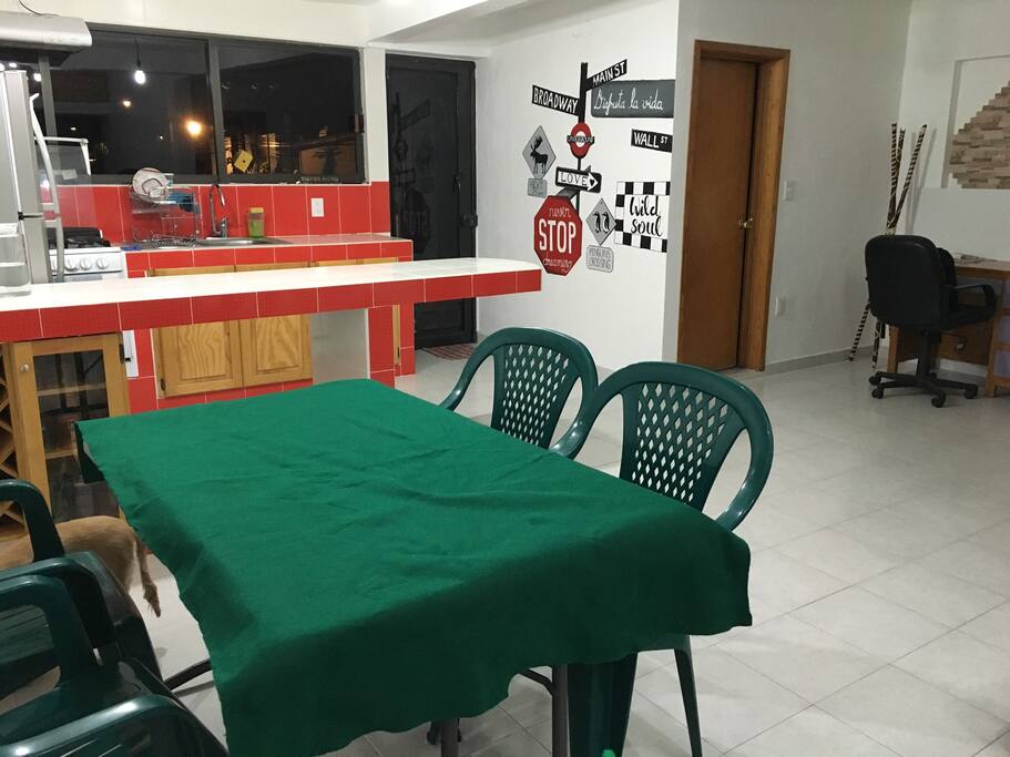 Área de comedor y cocina con todos los utensilios