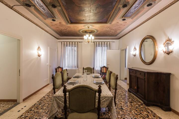 Ca’ affresco stunning family flat by Saint Mark’s gallery image 2