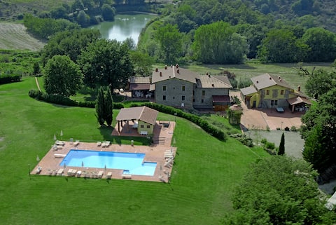 Lago House, en una casa de campo en Toscana