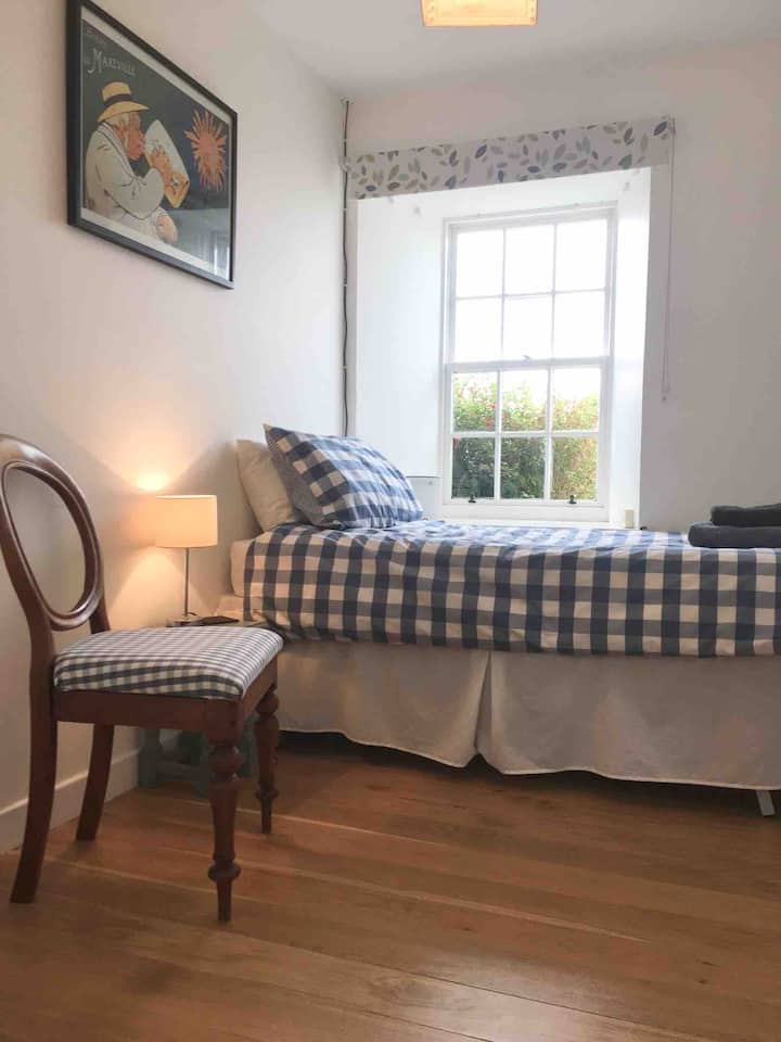 可爱的单人卧室，可俯瞰美丽的田野景观，还有绵羊，可供您入睡！