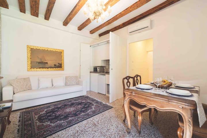 Romantic and bright flat, Venice