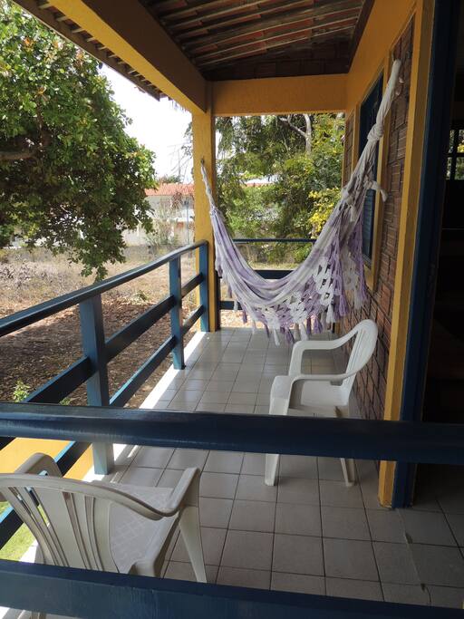 Varandas com rede e vista para as piscinas.