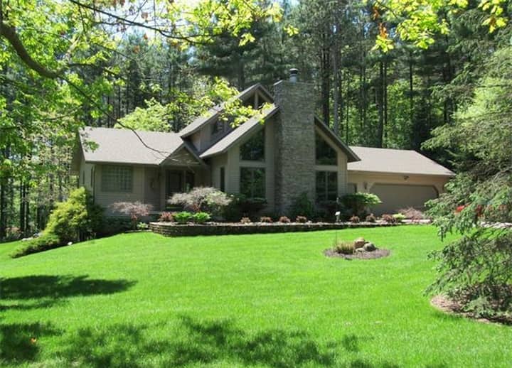 Acorn Lodge, Private Riverfront & Trails Houses for Rent in Lapeer