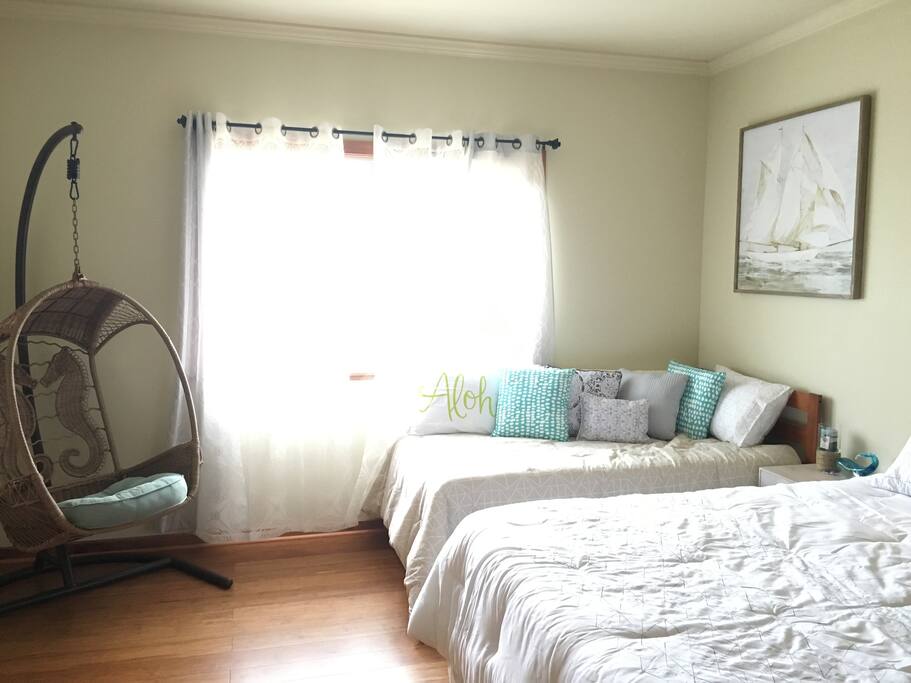 Bright and airy room w/ ceiling fan