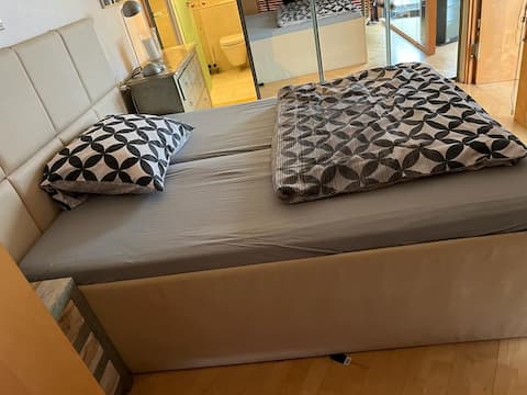 Successful Airbnb property: Apartment overlooking the Rhine! in Golzheim