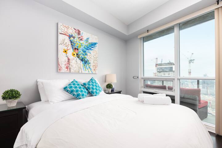 ModernLuxuryHighrise w/Parking – Maple Leaf Square gallery image 3