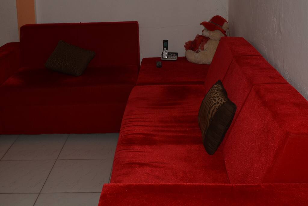 The common spaces are decorated in red./ Los espacios comunes están decorados de color rojo.