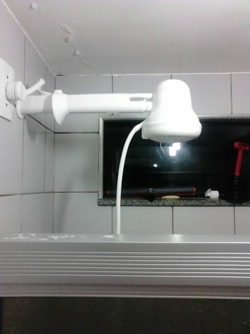 Banheiro com chuveiro eletrico
