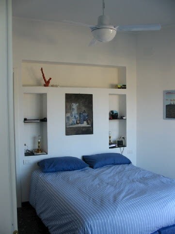 dormitorio doble con vistas al mar, ventilador de techo y vestidor 