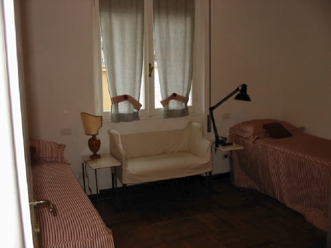 dormitorio con dos camas que se pueden unir y convertir en una cama doble 