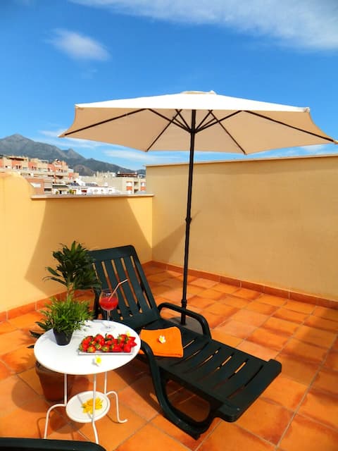 Bright penthouse close to the beach w/pool- garage