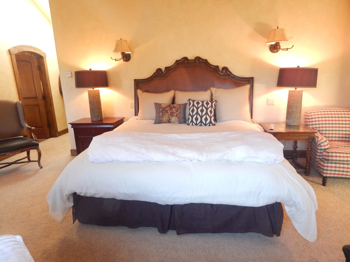 Glavna spavaća soba mjeri 750 četvornih metara s vlastitom kupaonicom s kadom za dvije osobe i vanjskim tušem s pogledom na planine.