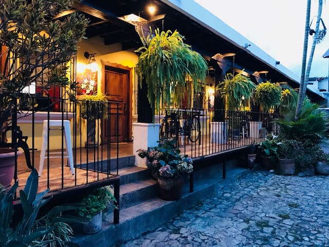 Habitación Familiar Estándar, Lirios Hotel