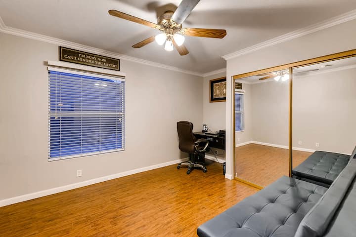 חלל משרדי עם ספה נפתחת (קומה 1)