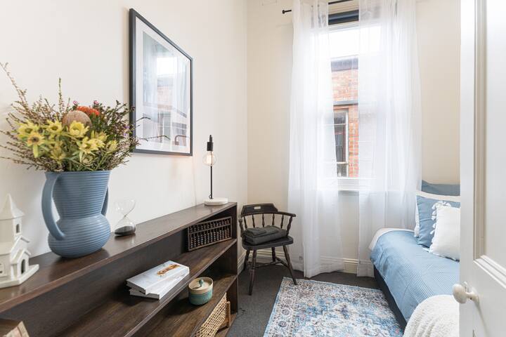 Stylish 3BR house | Steps to Smith St Cafes & Bars gallery image 4