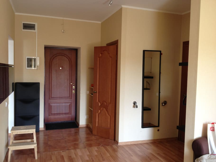 Просторный холл соединен с гостиной и снабжен гардеробной комнатой. - Entrance area with a walk-in closet.