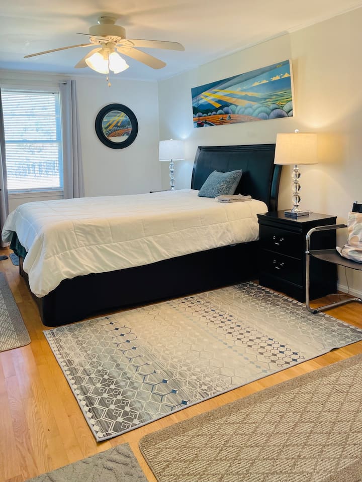 ห้องนอนหลักพร้อมเตียงควีนไซส์