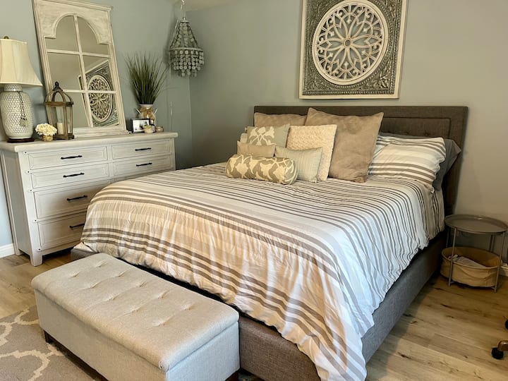 Chumba cha kulala cha ghorofani #1 ni chumba cha kulala cha bwana na kitanda cha ukubwa wa mfalme ndani yake. Pia kuna ukuta uliowekwa kwenye runinga na ukuta uliowekwa kwenye meko ya umeme pamoja na sehemu 2 za dawati katika chumba hiki cha kulala. 