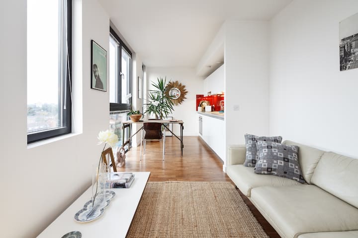 Stylish canal-side central apartment