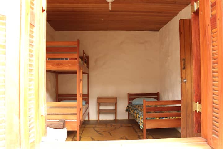 Chambre 3 : un lit simple et un lit superposé