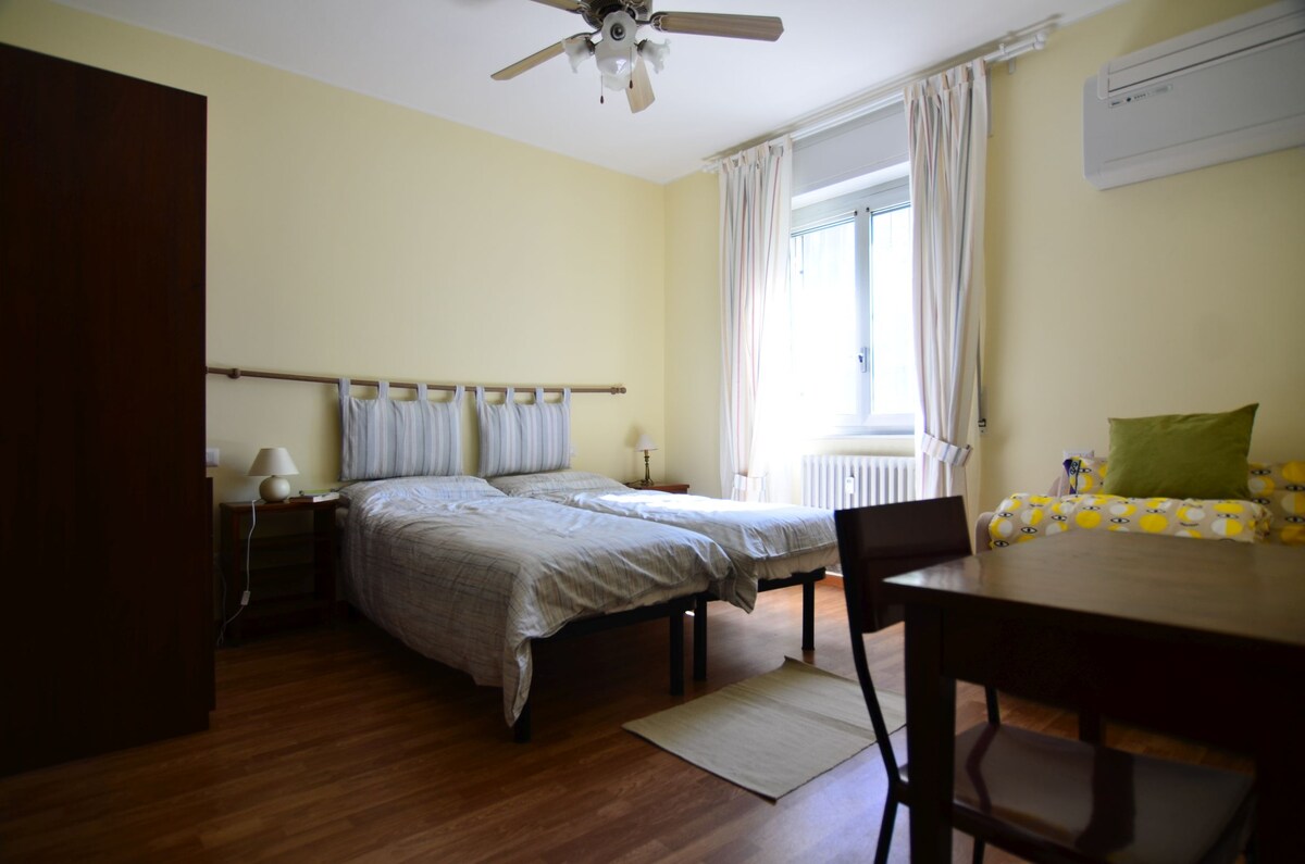 您的大臥室：最多3張單人牀（或一張雙人牀和一張單人牀，由您決定）。 有2張牀頭櫃，配有燈罩和USB充電器。 房間明亮安靜。 提供空調。
 