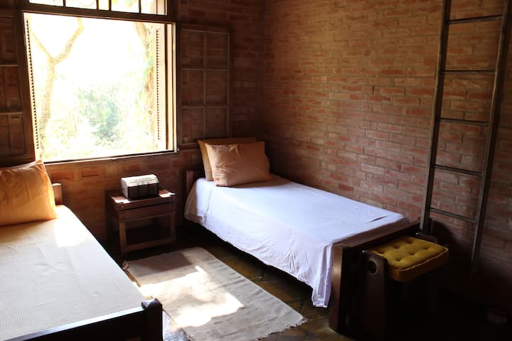 Chambre 2 : deux lits simples plus une mezzanine avec de la place pour deux personnes de plus