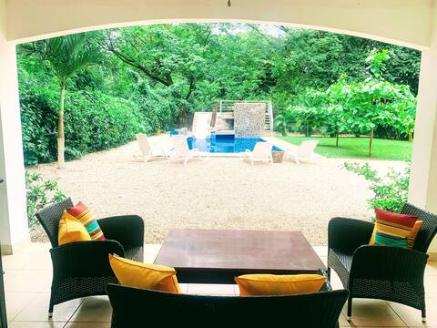 Casa Art Gecko, tropical home with large pool.