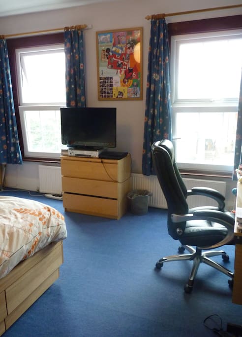Main bedroom - TV and desk