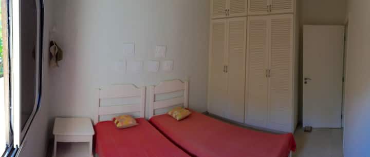 chumba chenye vitanda 2 vya mtu mmoja, kiyoyozi na makabati