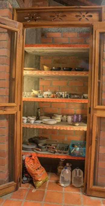 despensa de platos, vasos y cubiertos