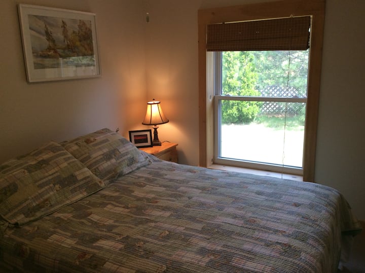 Zweites Schlafzimmer mit Queensize-Bett und herrlicher Aussicht.