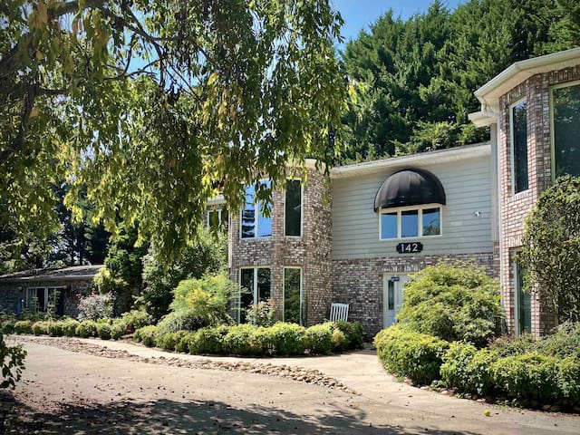 Ultra-Convenient Oasis•Hot Tub/Fire Pit•11Beds/5Bd