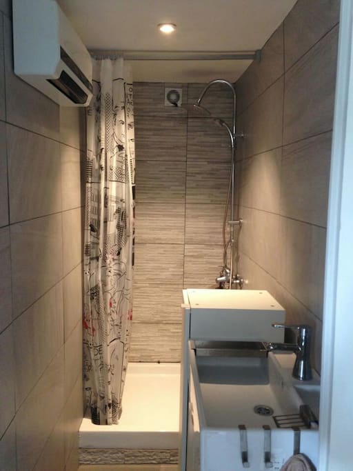 petite salle de bain avec douche