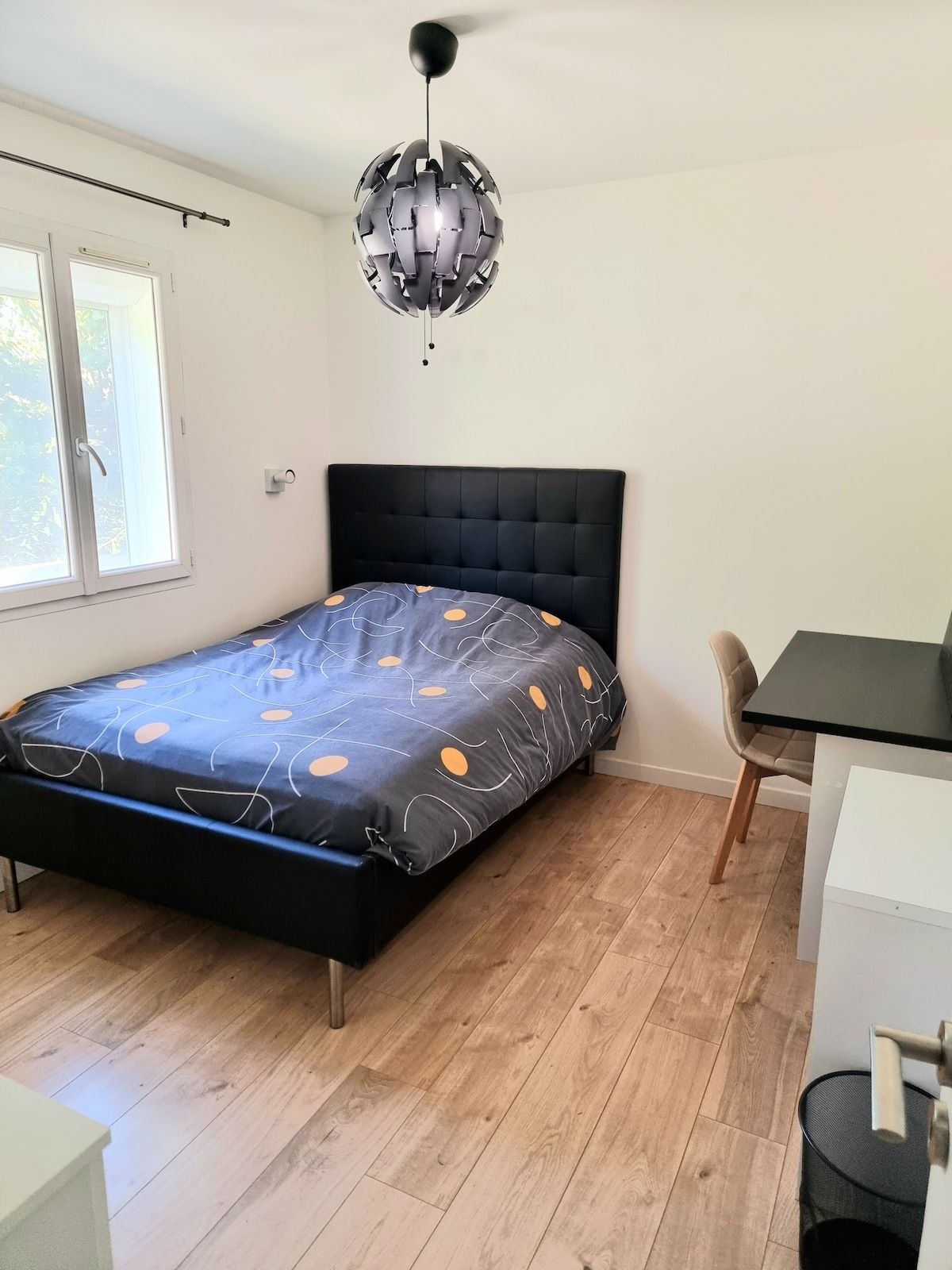 Habitación con cama doble y TV