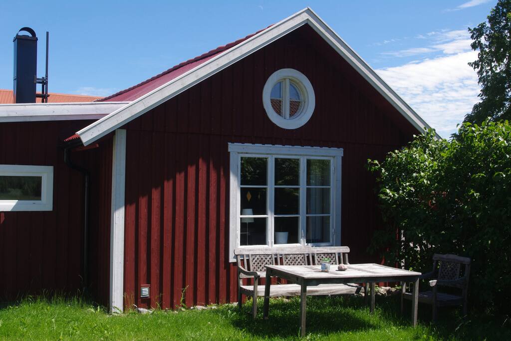 Egen avskild uteplats. Grill finns att låna för den som vill.
