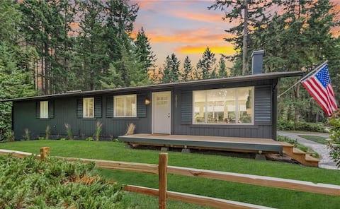 Charming & modern home-with jacuzzi & lake access