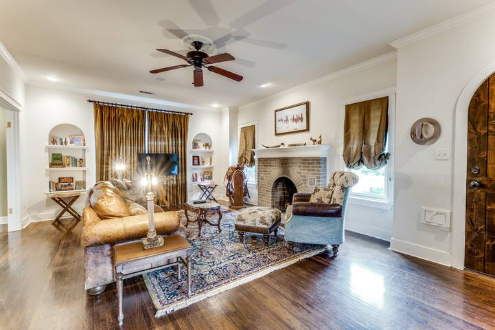 Cowboy Casa Walk to Dickies Arena gallery image 2