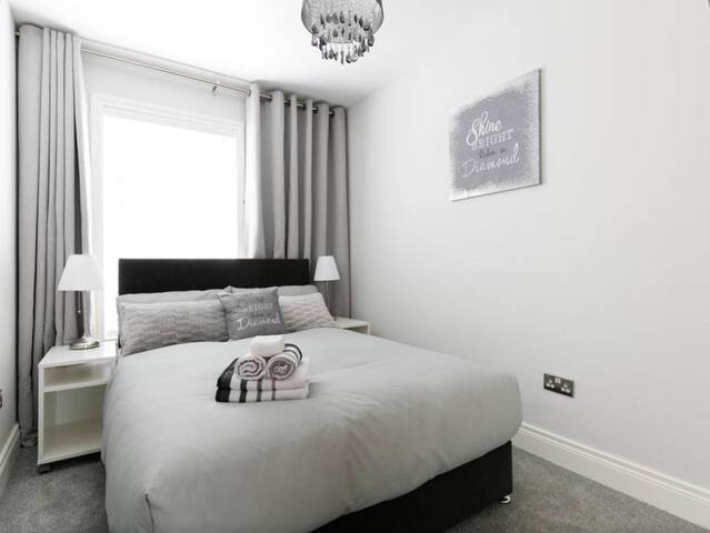 Stunning Modern 2 bed apt. Perfect location